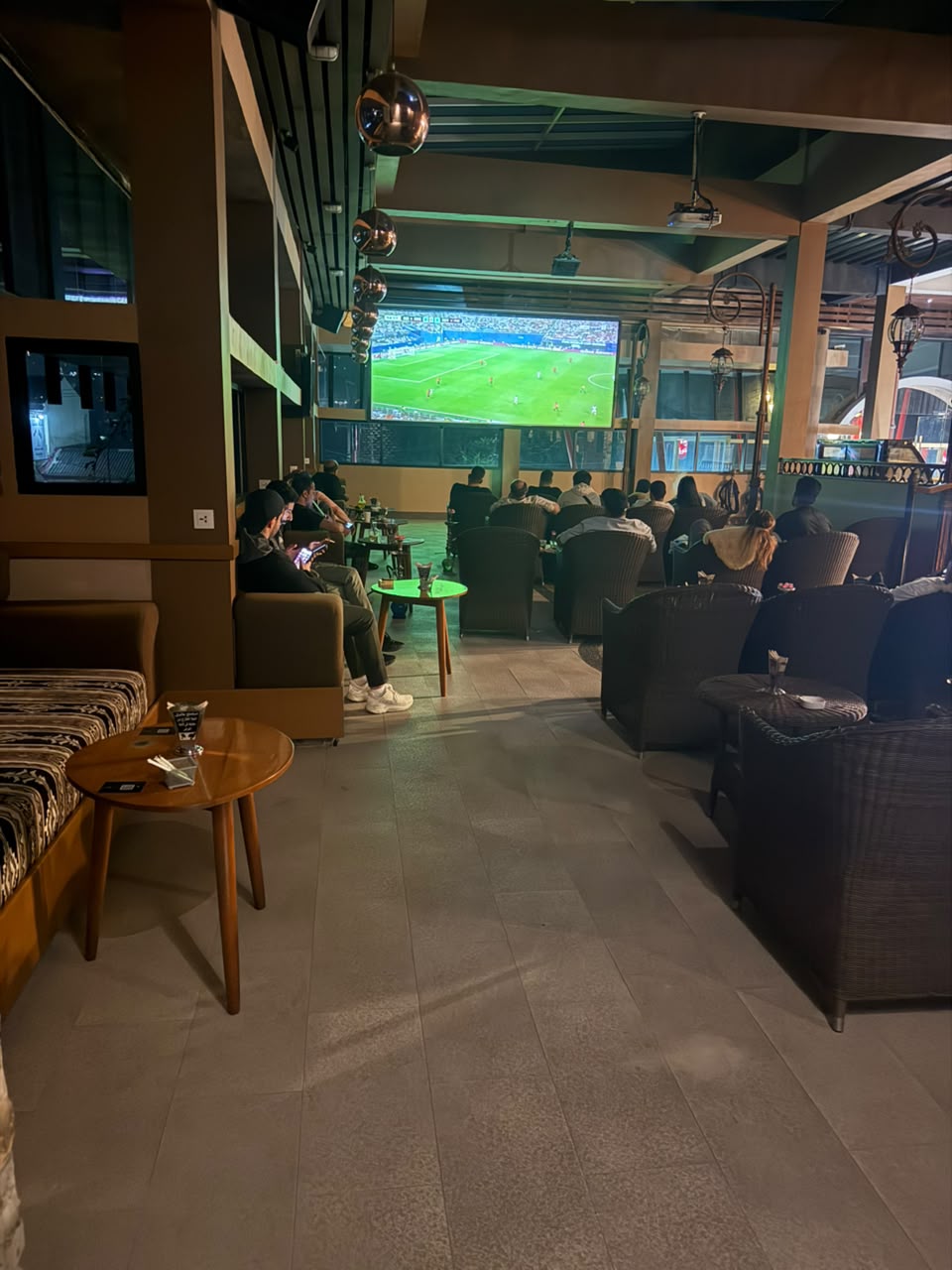 ضيوف أبو عبدالله كافيه يتابعون المباراة على الشاشة الكبيرة